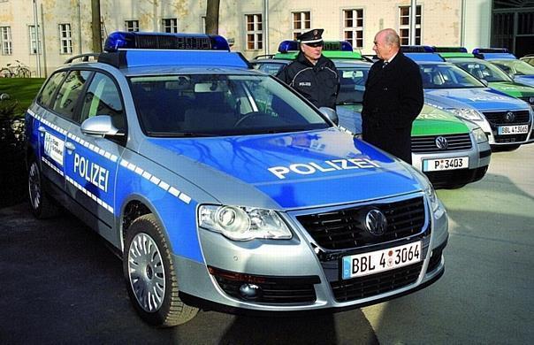 Innenminister Jörg Schönbohm (rechts) nahm an der Fahrzeugübergabe teil. Foto: Auto-Reporter/Volkswagen